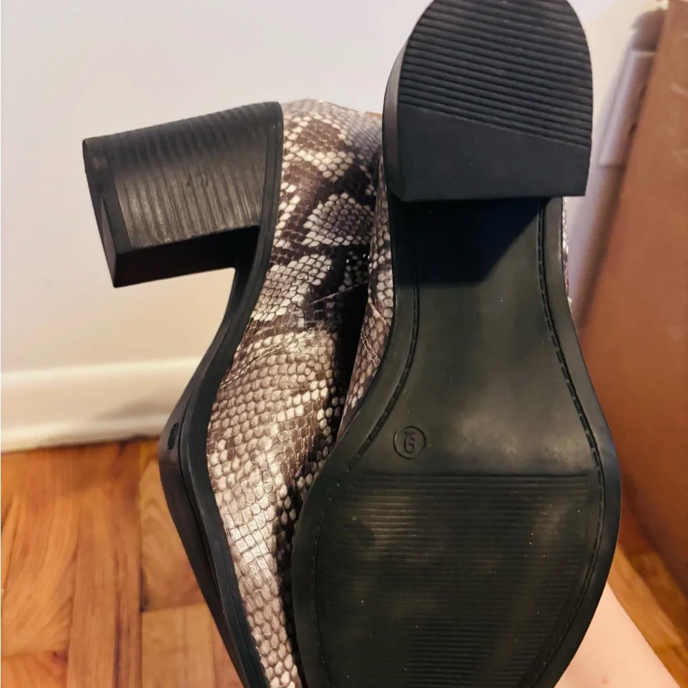 Massel snakeprint grey and black ankle heel bootie size 9, tried on in the